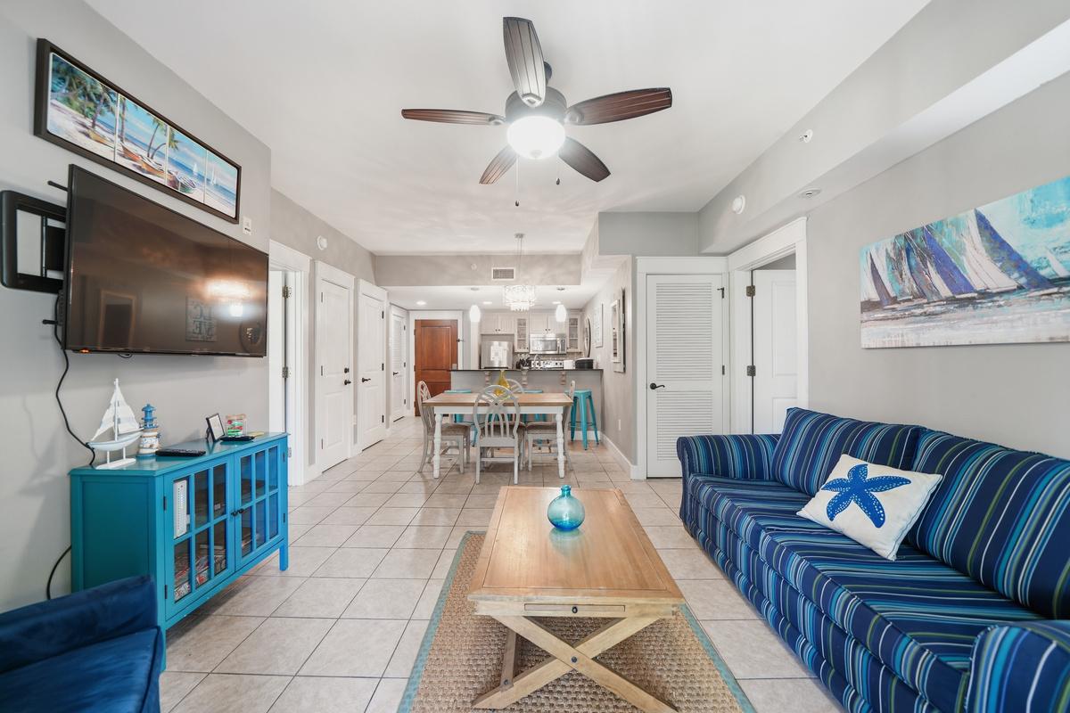 Large 49'' mounted flat screen TV can be viewed from the living room & kitchen!!