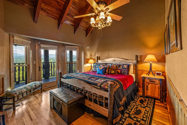 Main Floor King Bedroom at Majestica Lodge: 1 king bed