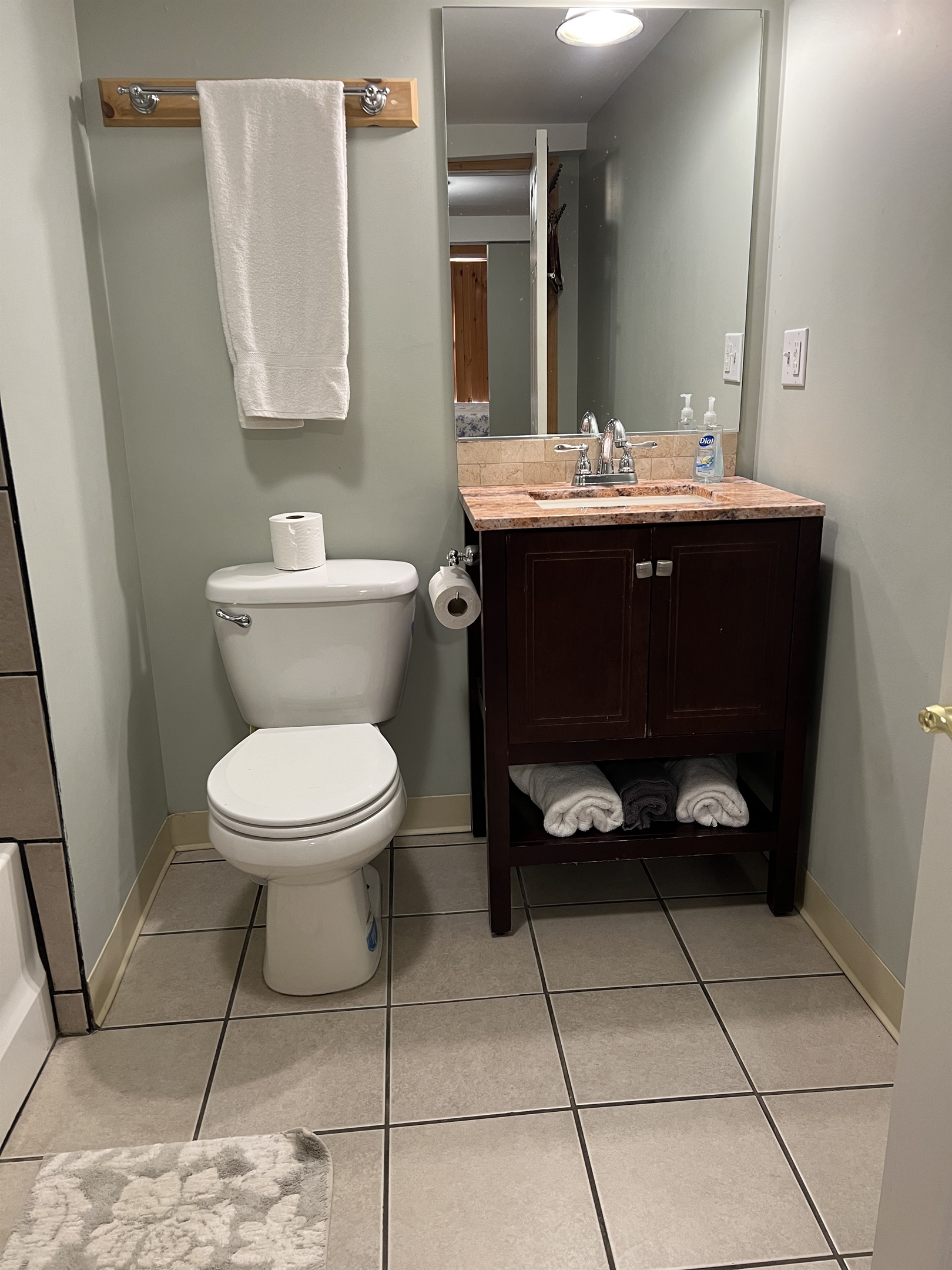 Queen #2 ensuite bath with tub/shower