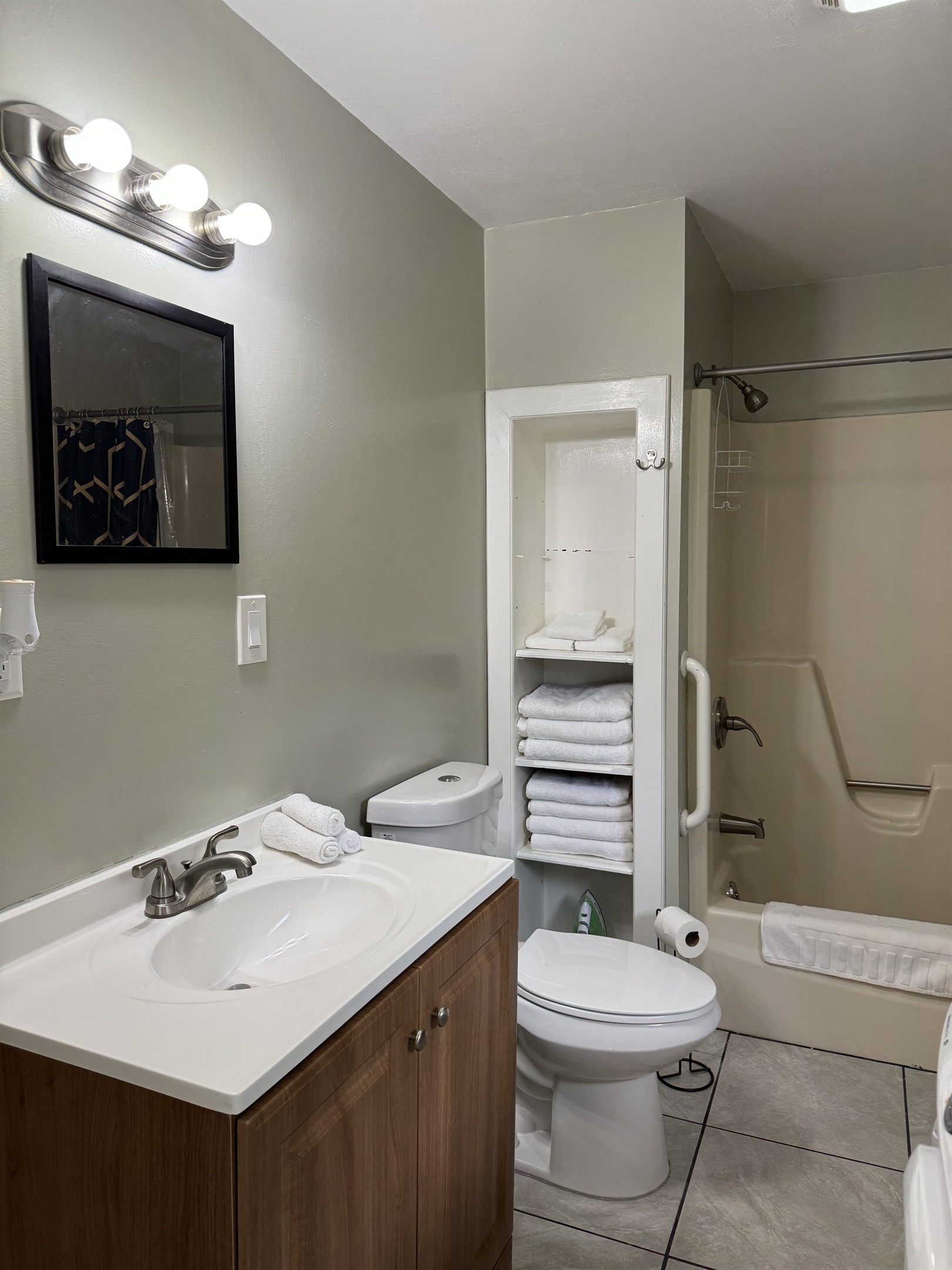 1st floor bath with tub/shower and laundry