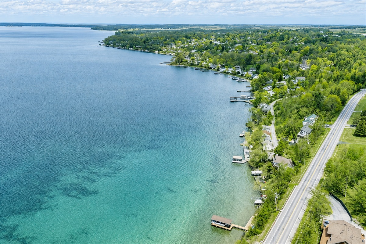 Nestled along Canandaigua Lake, this cozy neighborhood boasts private docks, walkable charm, and scenic forested backdrops—ideal for lake life lovers. 🏡🌲🌊