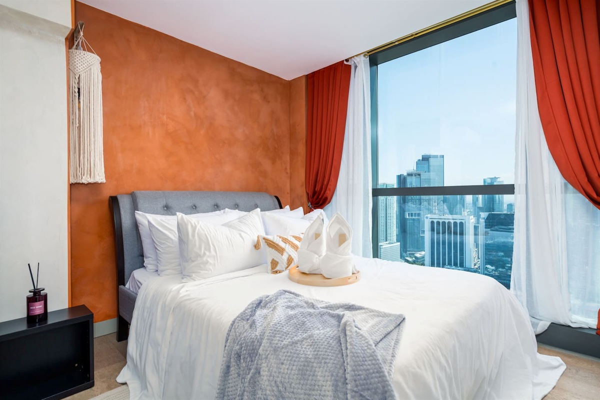 Sleep peacefully on this plush queen size bed view unobstructed views of the Ayala skyline and sunset view.