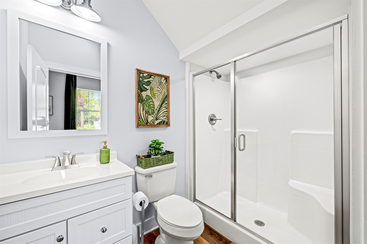 Fresh and modern bathroom with a spacious walk-in shower. A comfortable space to refresh after beach days and poolside afternoons.