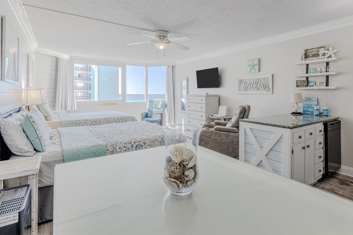 Roomy studio with a pool & Gulf view