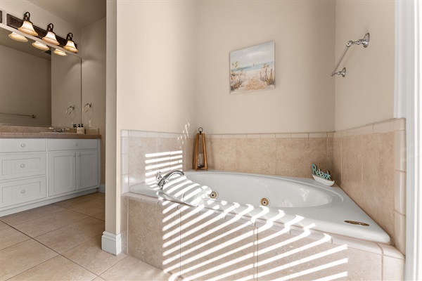 Spa-Style Garden Tub for Ultimate Relaxation