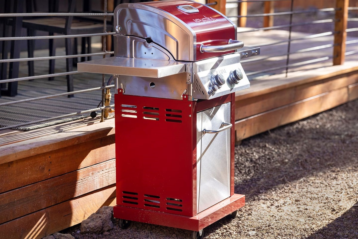 Burger time? A gas grill, and it's connected to the home's gas line. So never worry about running out of gas and focus on getting those burgers and dogs just right.