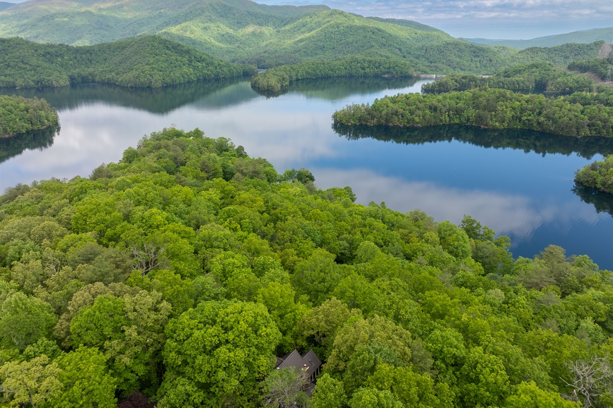 Nestled among the mountains with Lake Santeetlah just nearby, Cheoah Cottage offers the perfect balance of mountain seclusion and easy access to outdoor adventure.