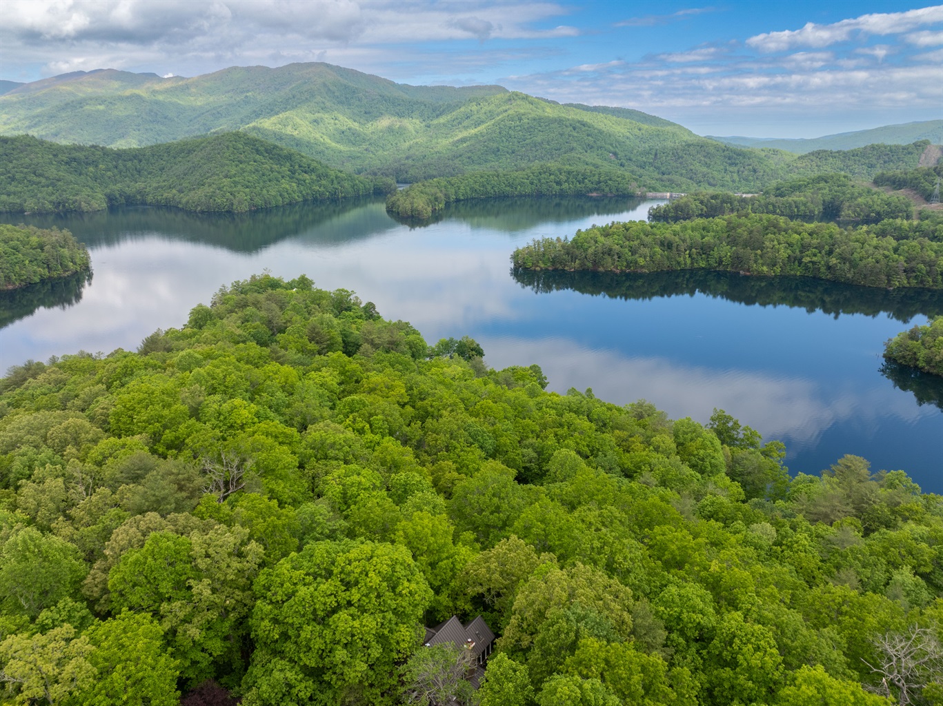 Nestled among the mountains with Lake Santeetlah just nearby, Cheoah Cottage offers the perfect balance of mountain seclusion and easy access to outdoor adventure.