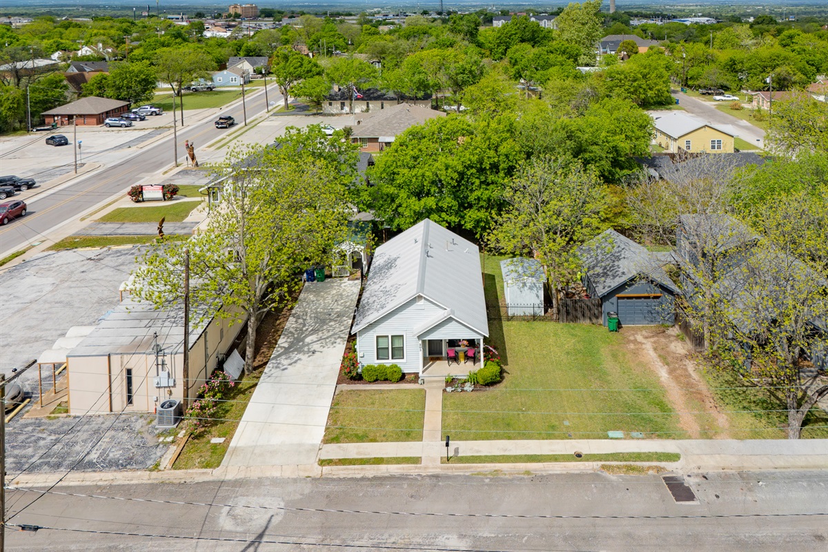 1 block from the Historic Decatur Sqaure