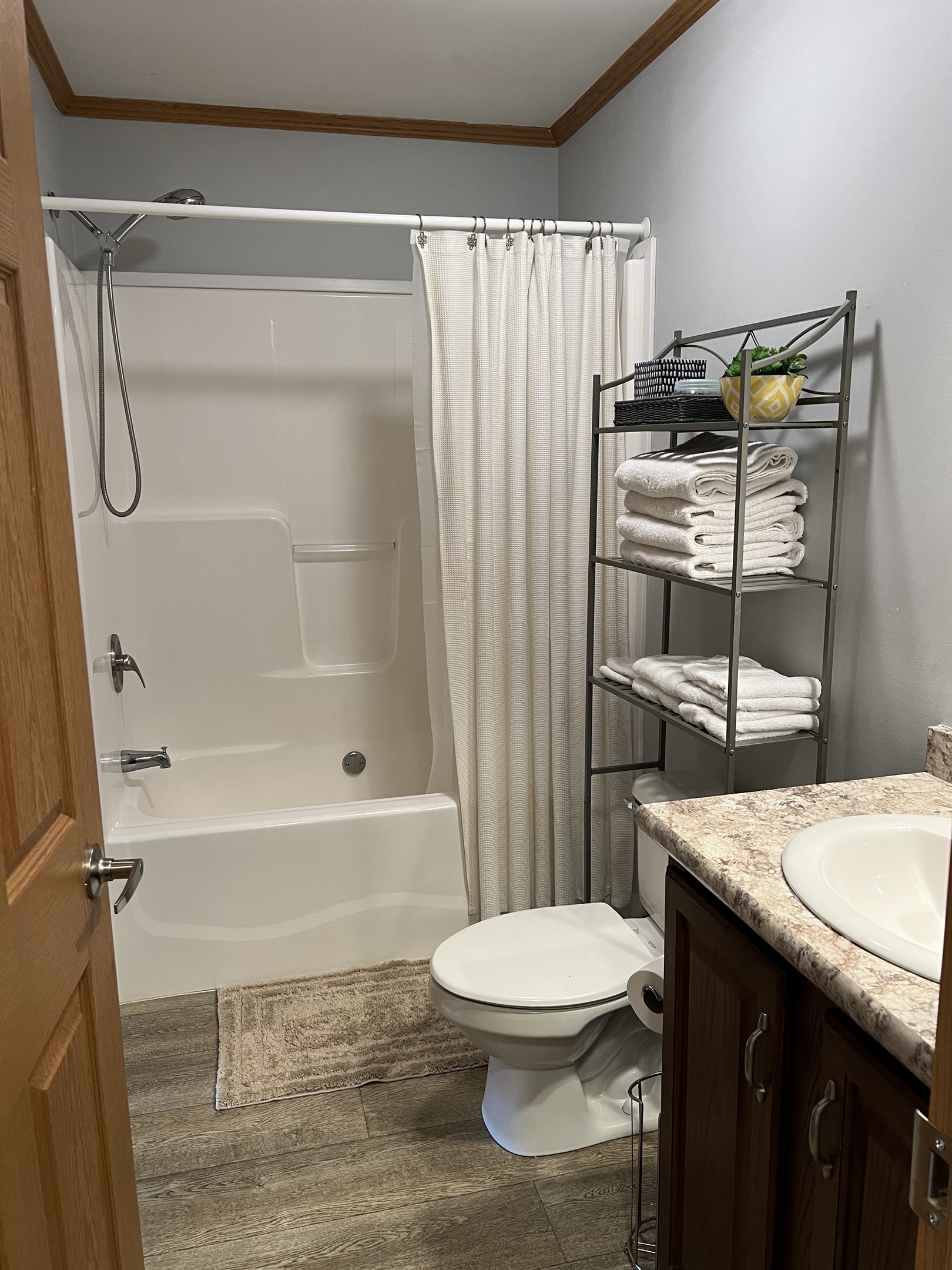 Bath off hallway with tub/shower