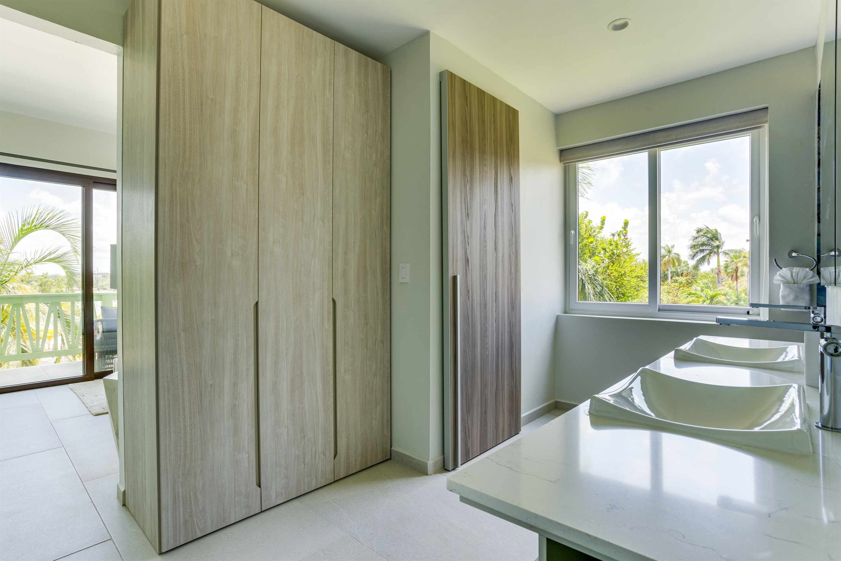Bathroom 1 : Double Sinks
