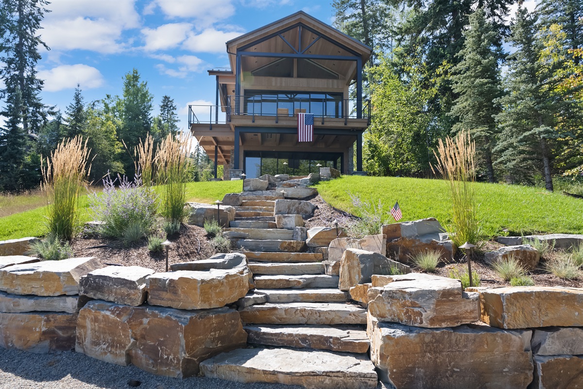 Steps from the lake to the home