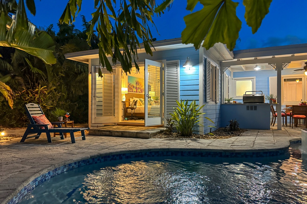 After sundown, head back out to the pool for some quality time together.