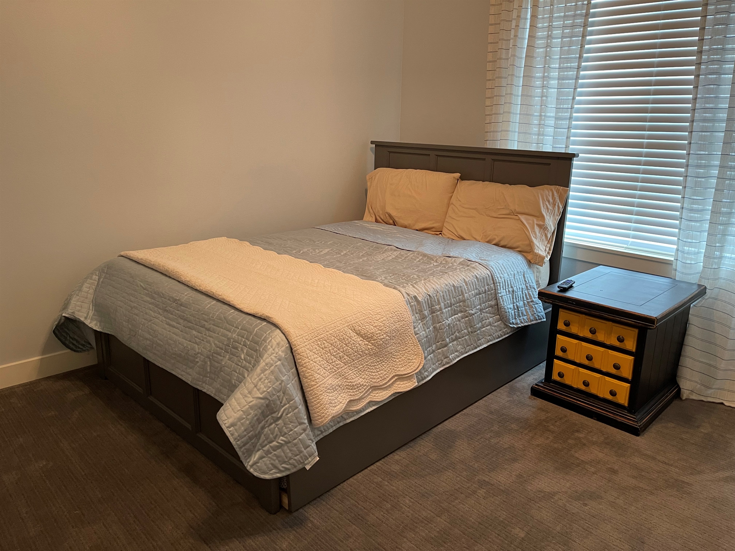 Full Bedroom w/twin trundle