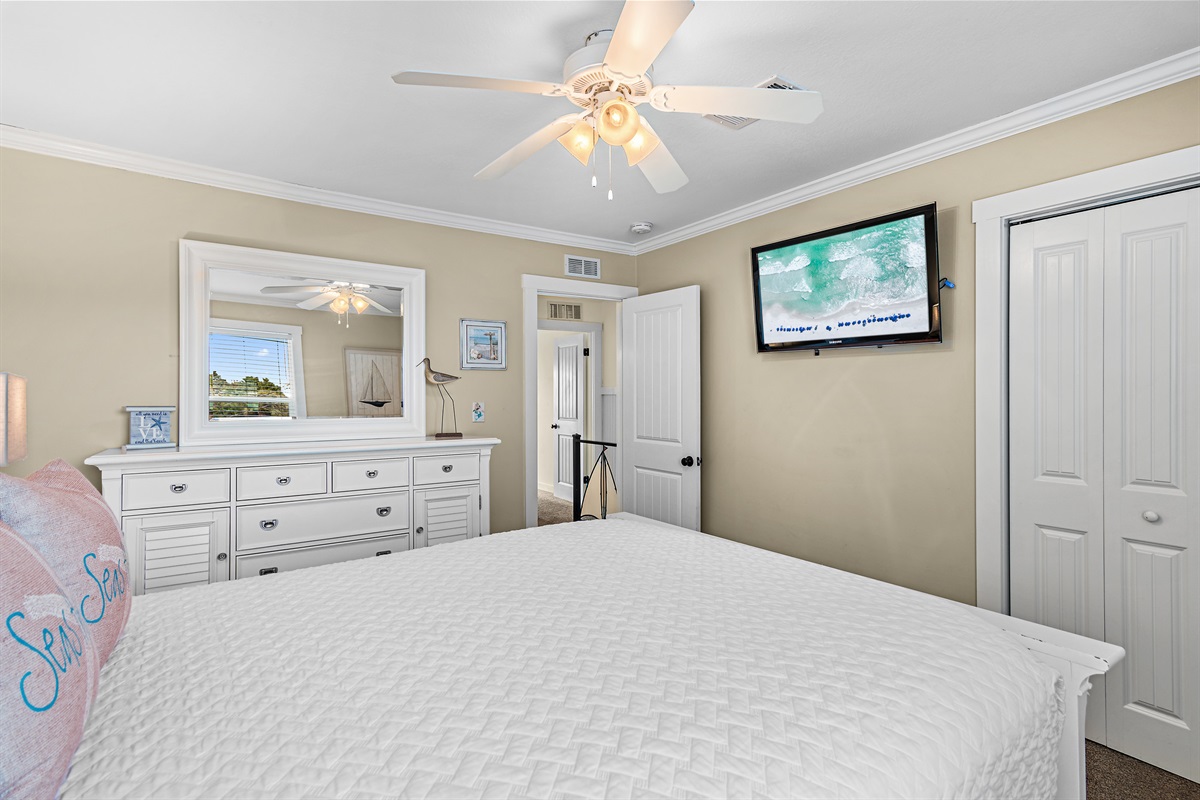 Secondary bedroom: QUEEN Bed, Private Remodeled Bathroom with Walk in Shower, Smart TV