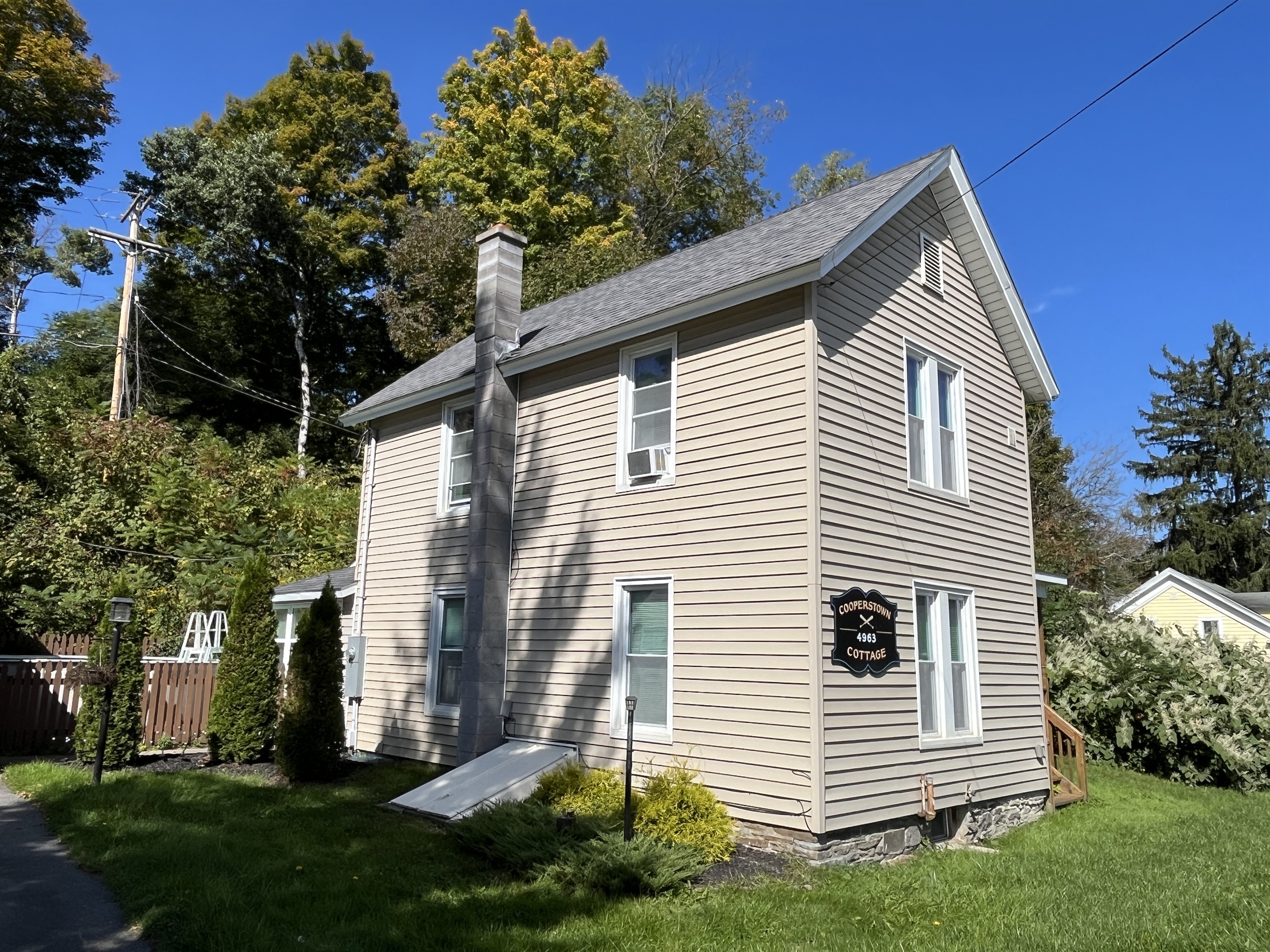 Cooperstown Cottage exterior, private driveway to the left.