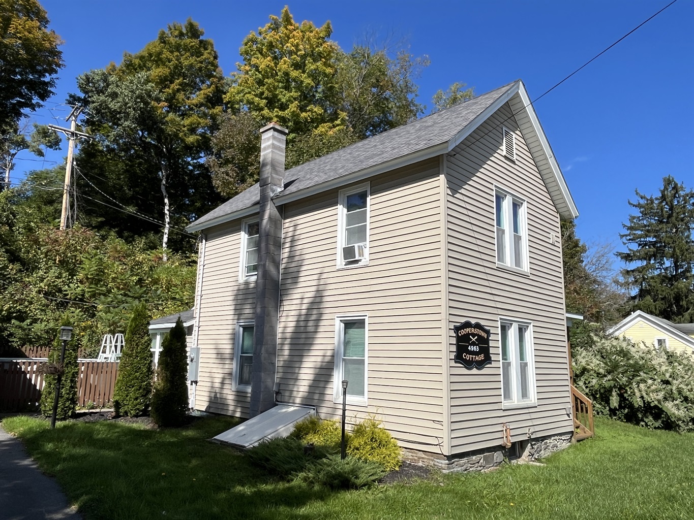 Cooperstown Cottage exterior, private driveway to the left.