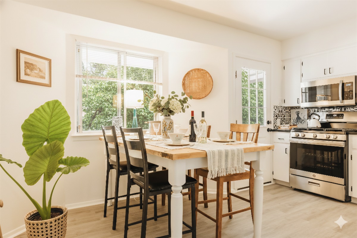 beautiful dining room overlook the garden