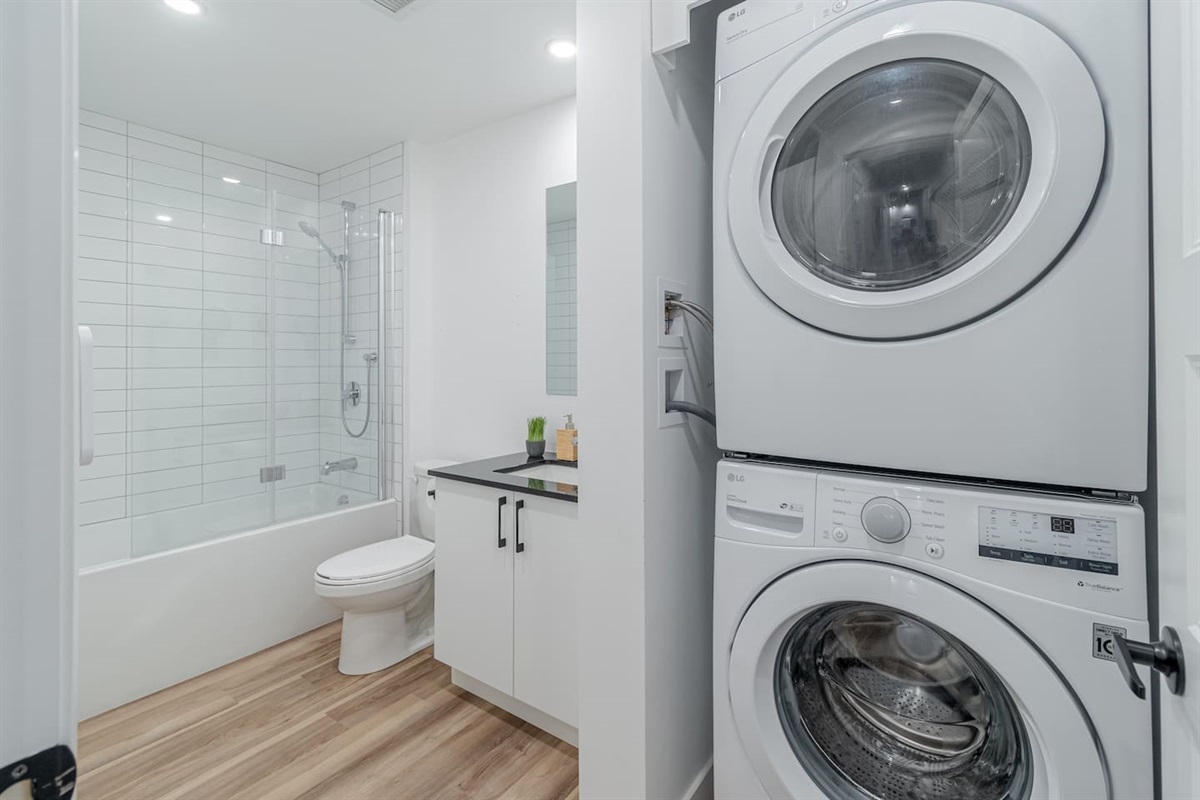 Salle de bain complète avec un bain-douche, laveuse et sécheuse !