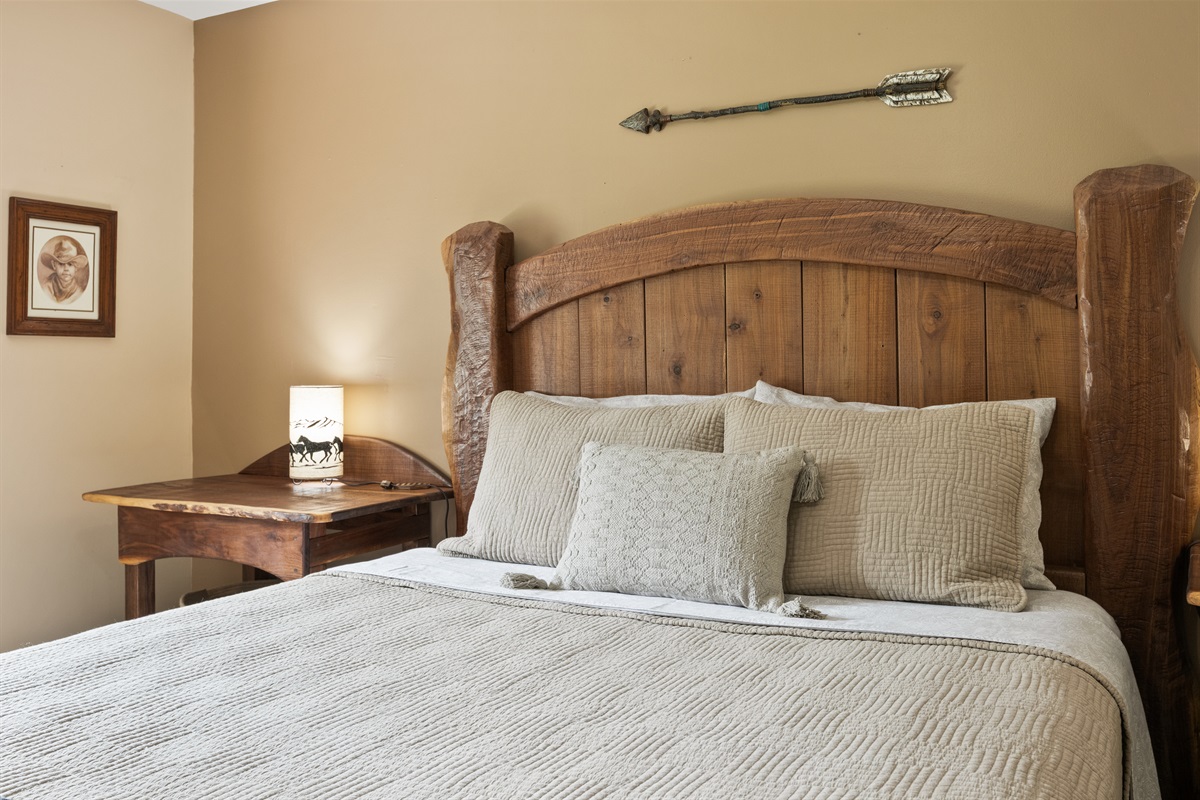 Master bedroom queen bed