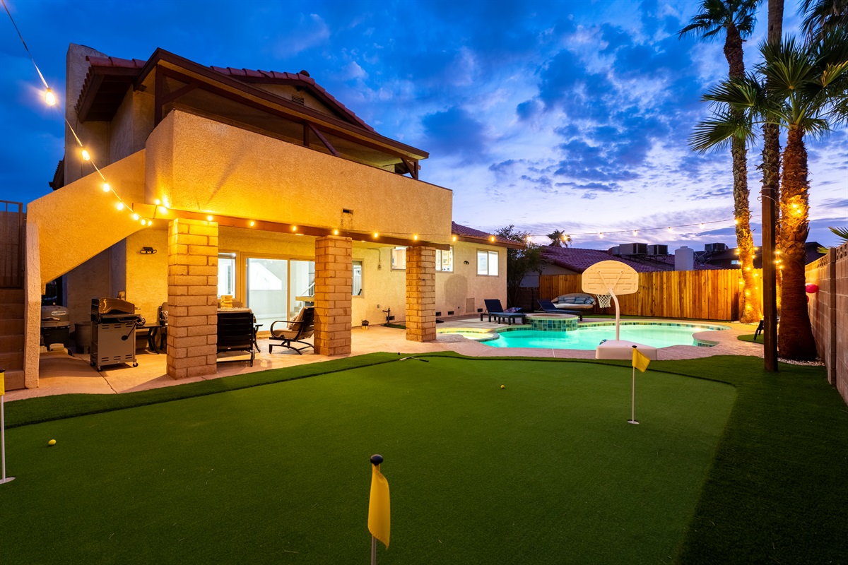 Oasis backyard with pool, mini golf, basketball, bbq, day bed, games!