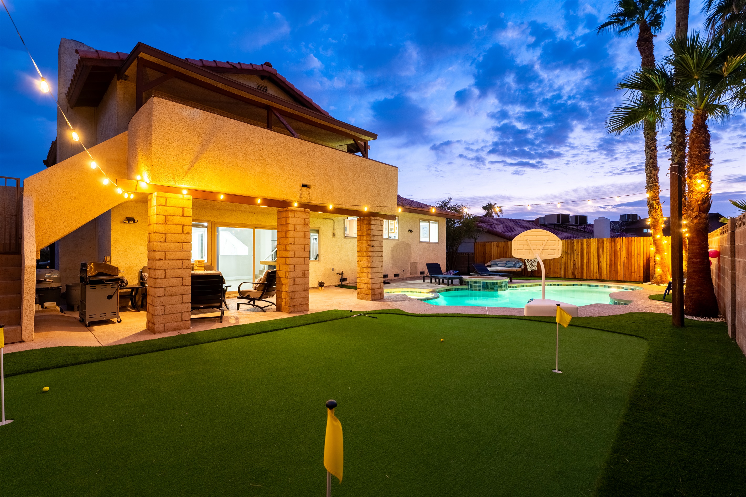 Oasis backyard with pool, mini golf, basketball, bbq, day bed, games!