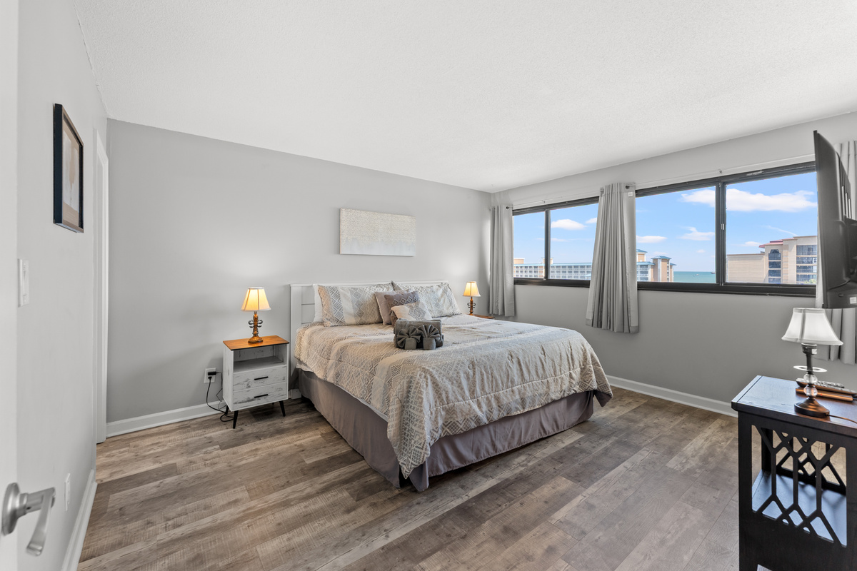 Spacious Main Bedroom with king bed and ensuite