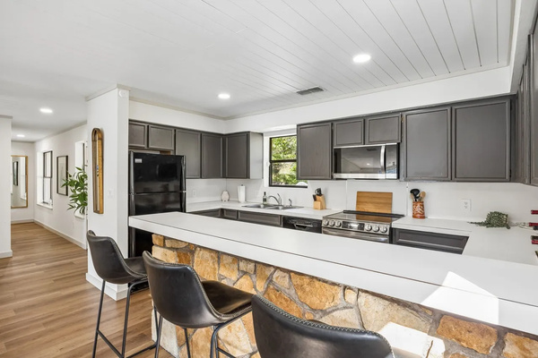 Fully equipped kitchen with island seating.