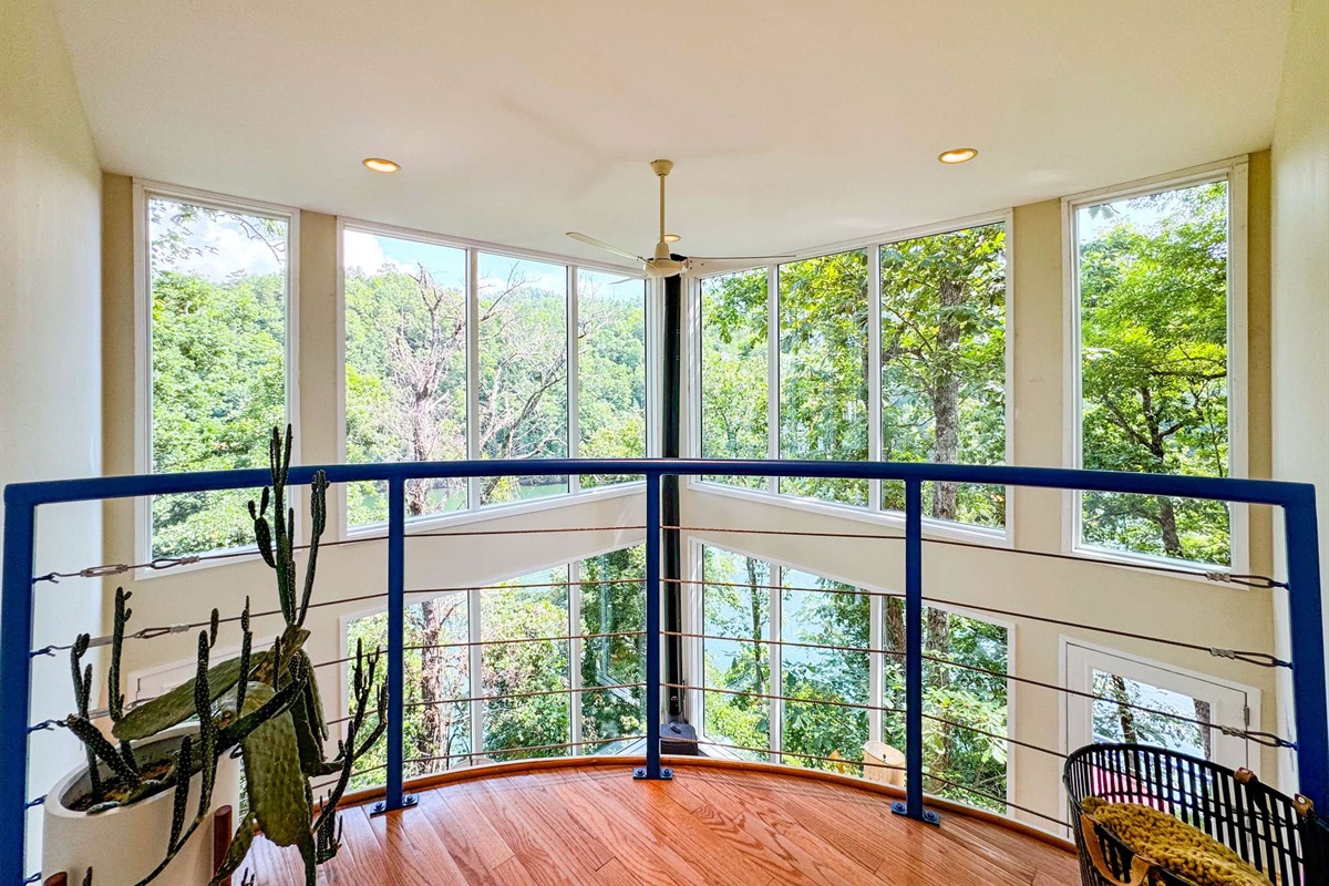 beautiful balcony overlooking the living room. You will enjoy the feel of being high up in the trees! Very unique! 