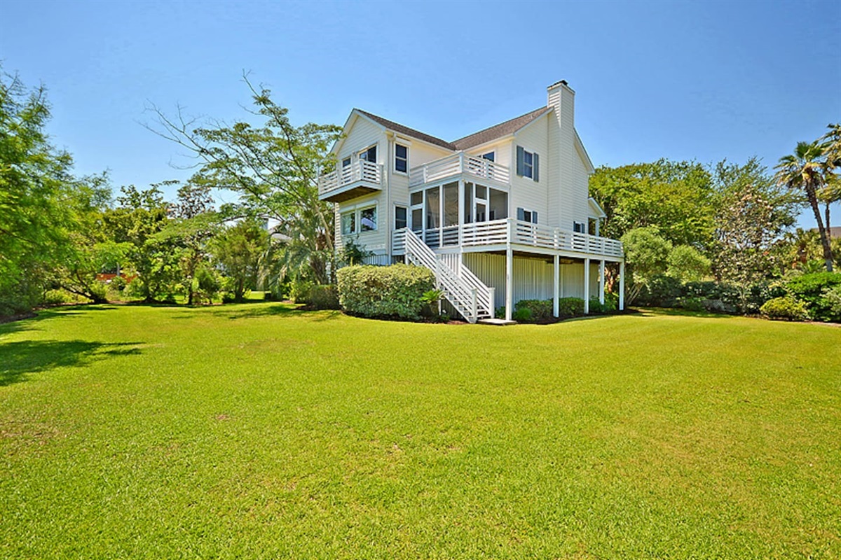 Spacious & Grassy Backyard
