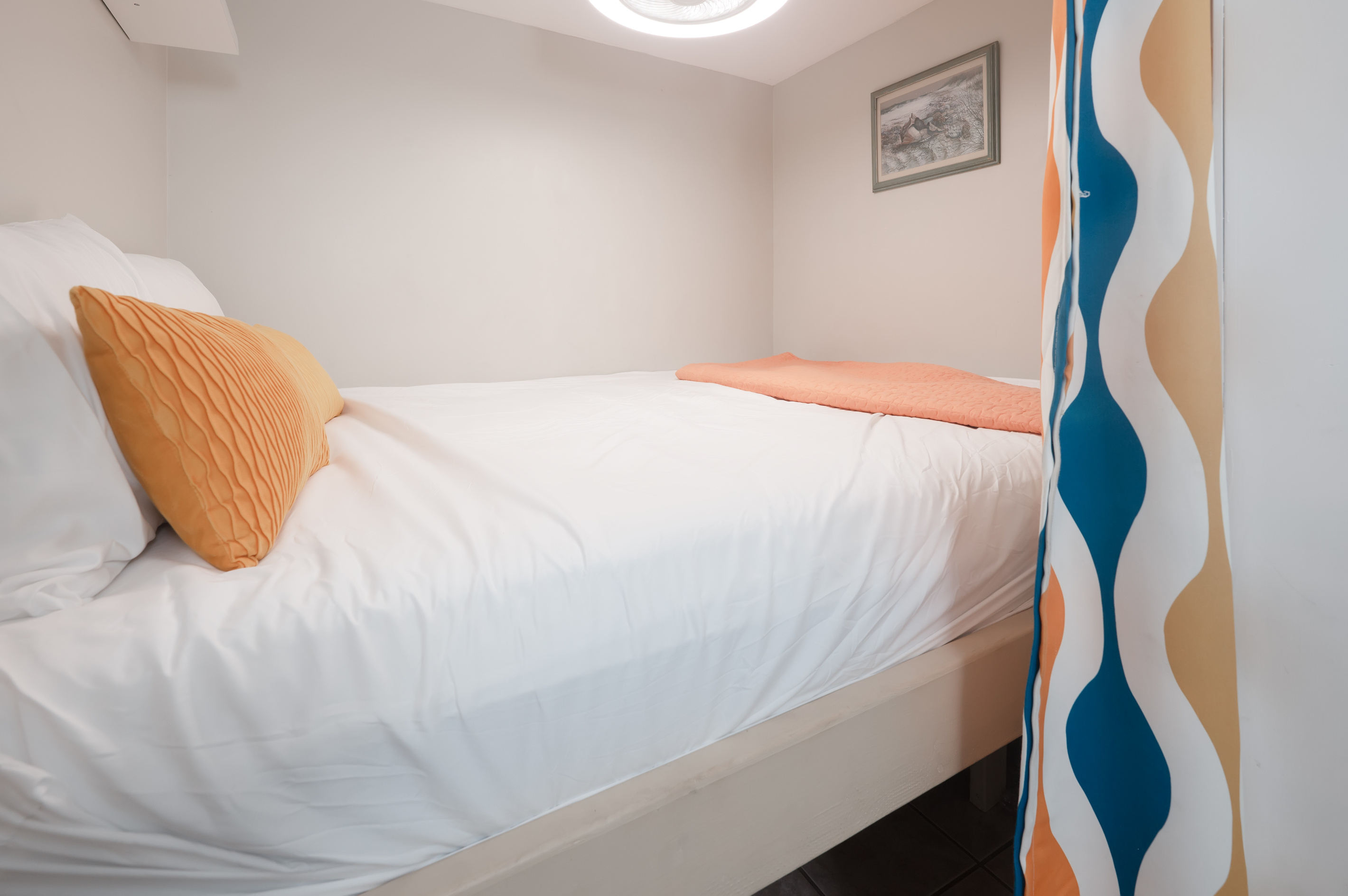 Bunk Room - Queen Bed