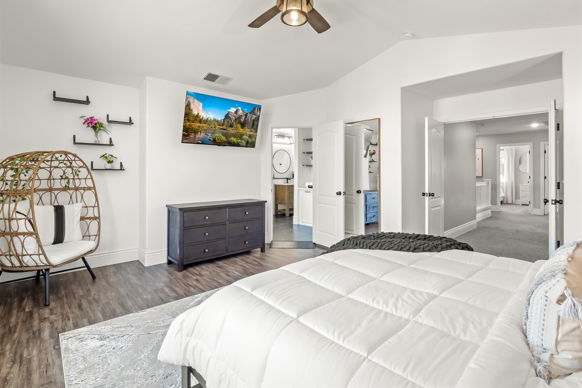 Oversized primary suite with plenty of space to spread out, a mounted TV, and easy access to the en-suite bath—comfort and convenience for the whole stay.