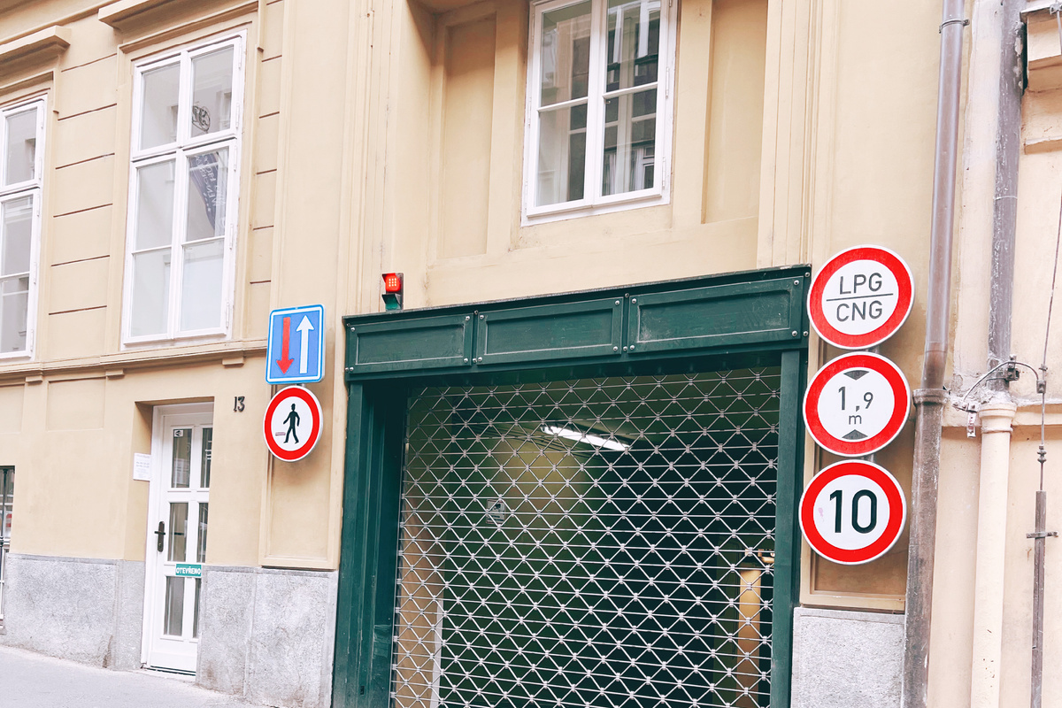 Dear guests, please note that, for safety reasons, vehicles powered by gas (LPG or CNG) are not permitted to enter the parking garage. Please also check the garage dimensions against the dimensions of your vehicle in advance to ensure that it will fit.