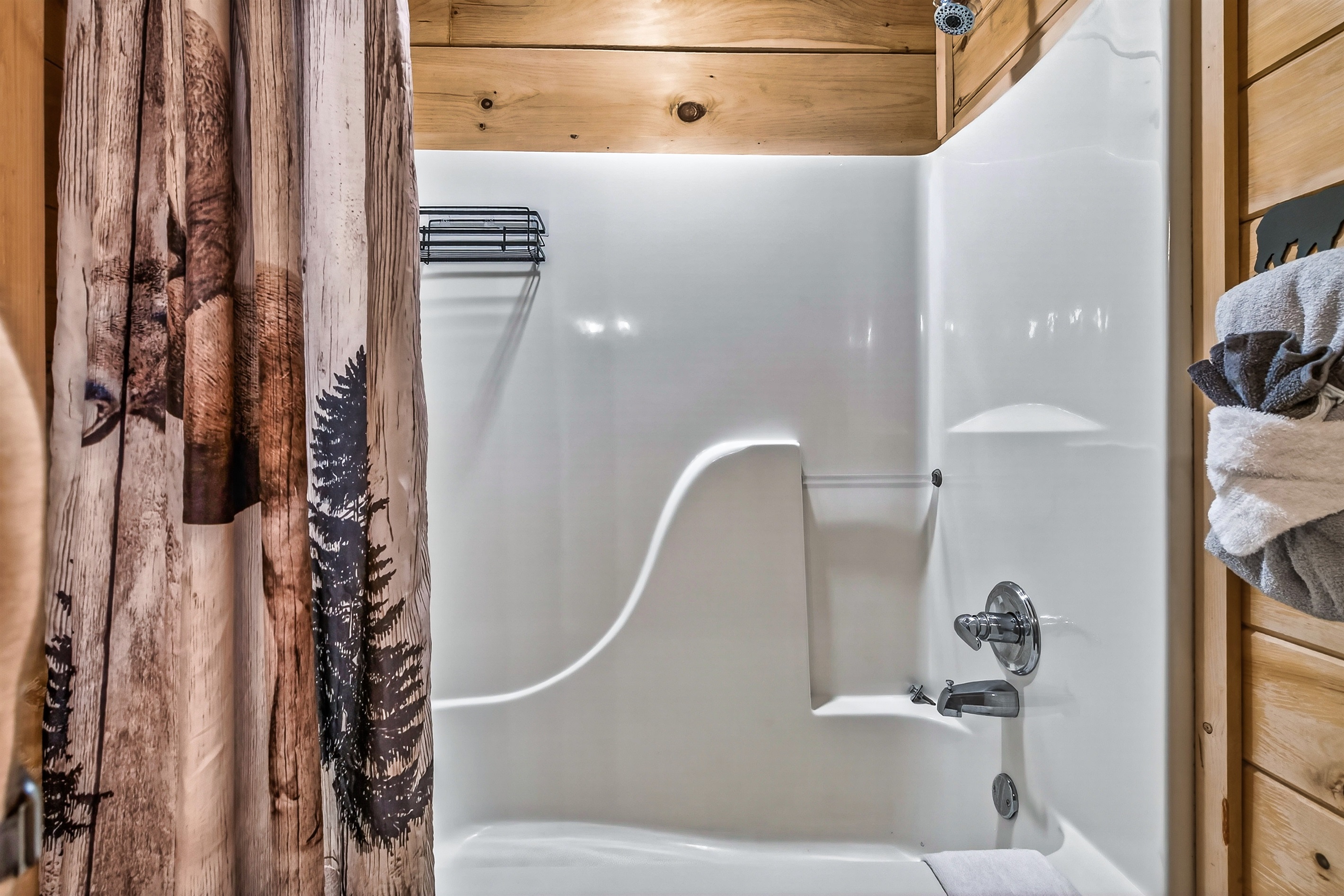 Tub/shower combo in the front bedroom's en suite bathroom.