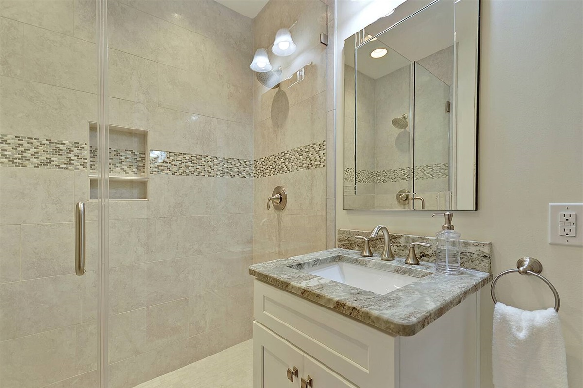 Large shower with double shower heads