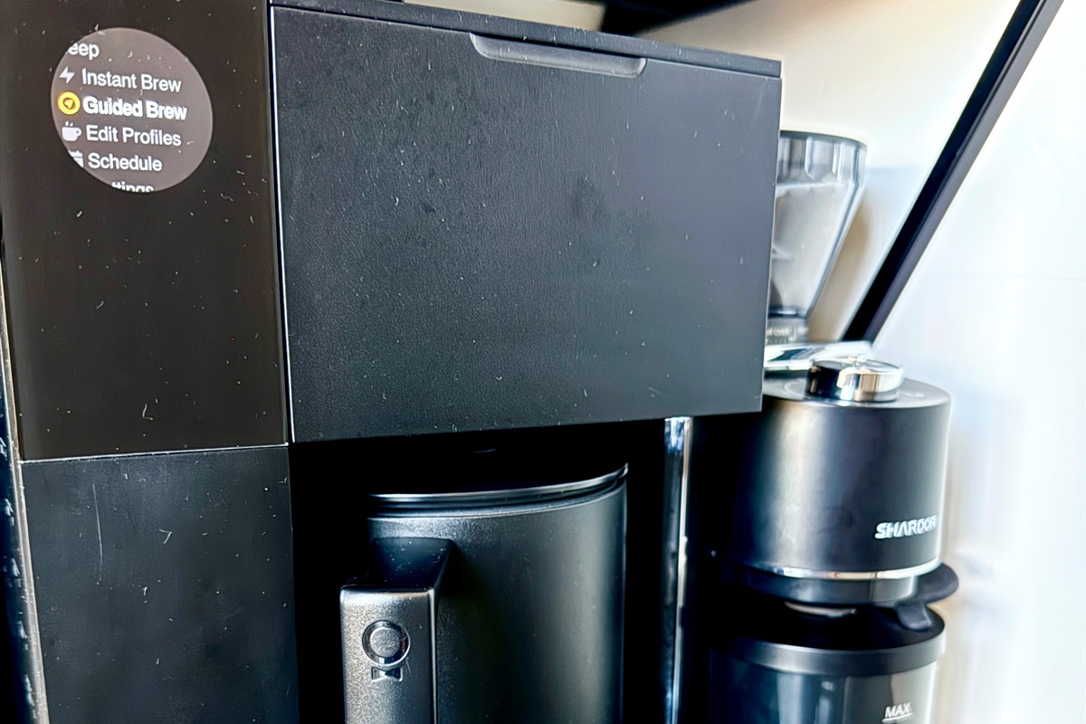 The most bad coffee machine to make a great cup of joe at any time of day. Coffee machine, grinder, fresh beans, sugar, cream provided. Also provide a tea kettle and tea drops for tea lovers