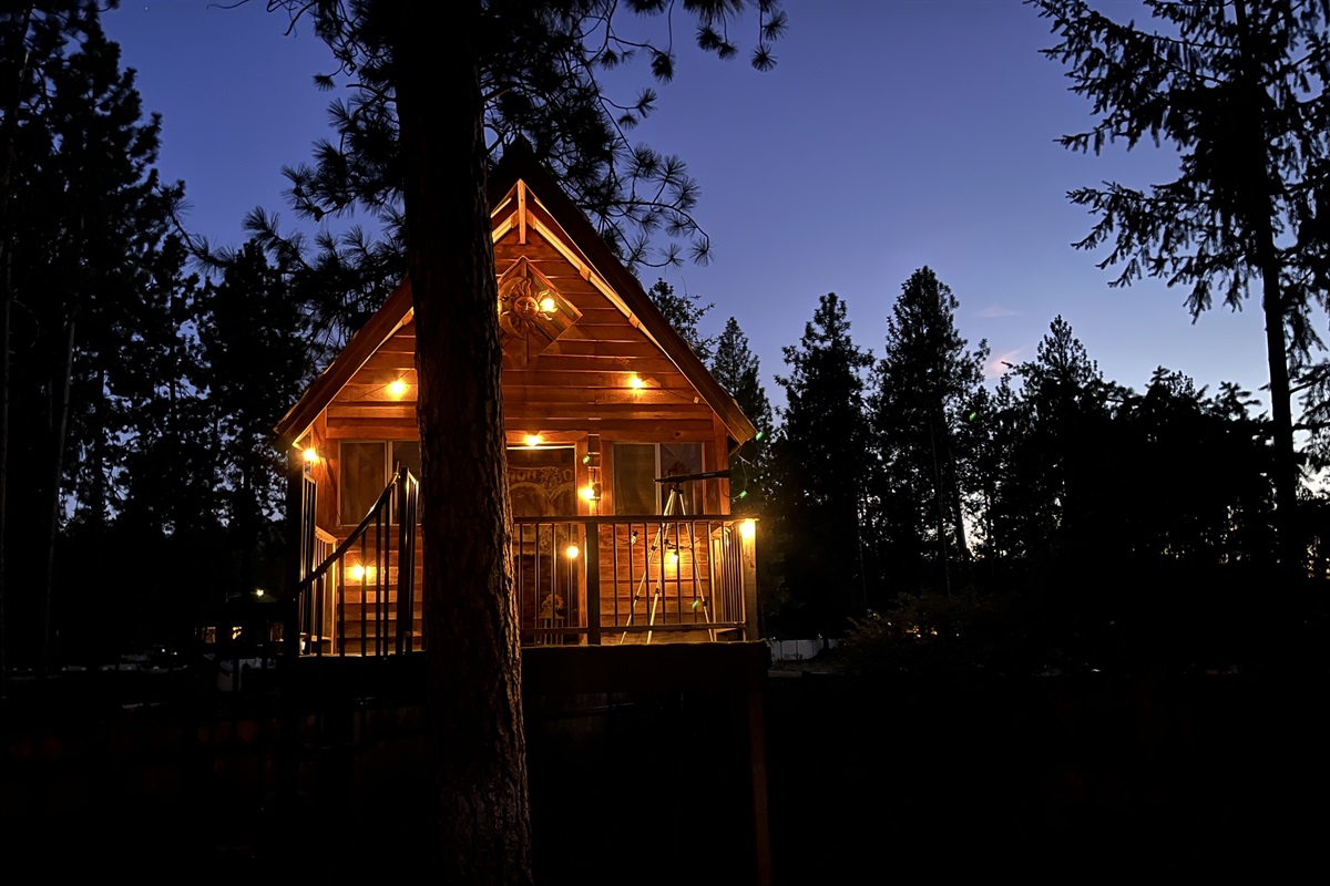 Treehouse all ready for star gazing ~