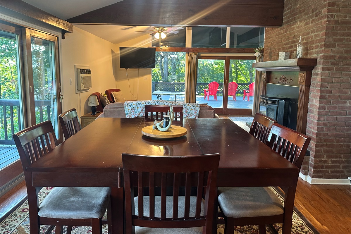 Living room/dining room area