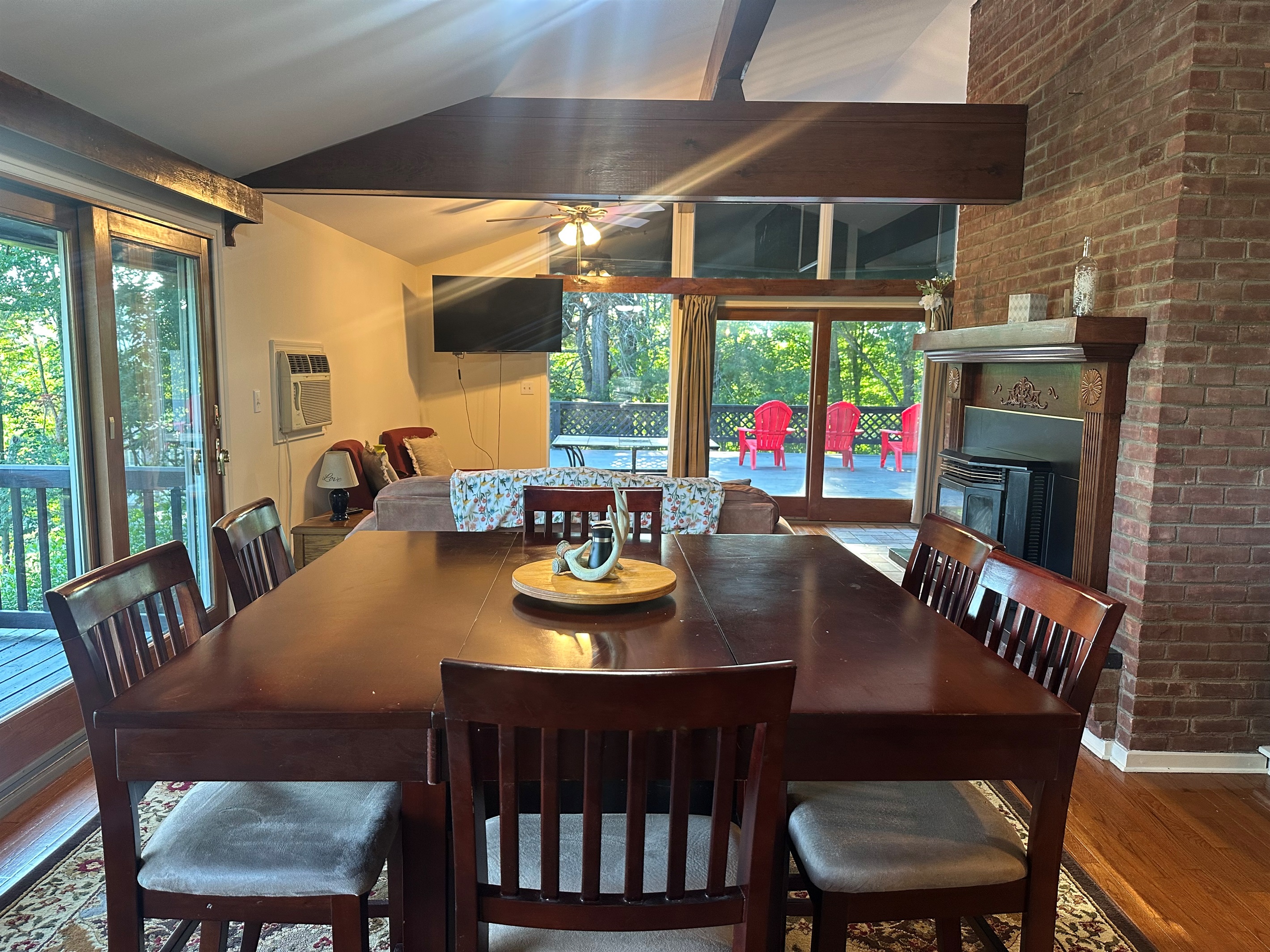 Living room/dining room area