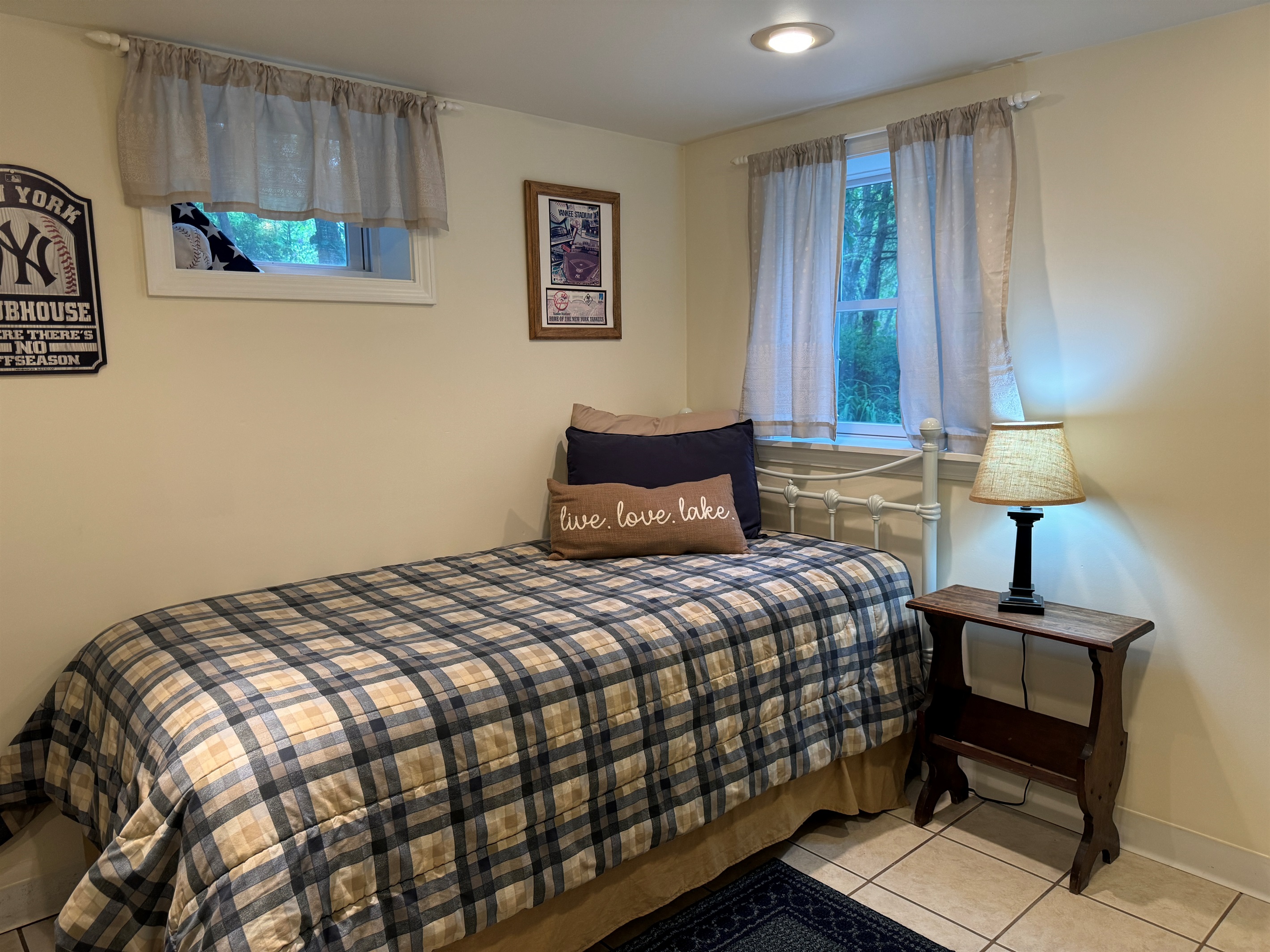 Lower level Twin bedroom.