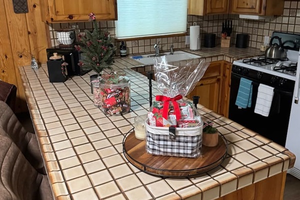 Plenty of counter space to prepare your picnic before heading up to Pinecrest Lake to rent a party boat!