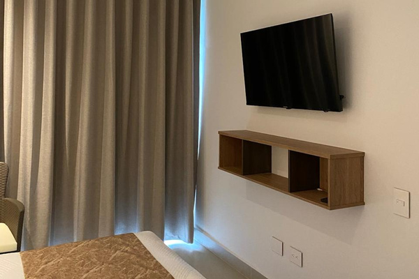 Relájate con cortinas suaves, espacio de almacenamiento en el dormitorio y TV, creando un refugio tranquilo para mañanas pausadas y noches relajadas.