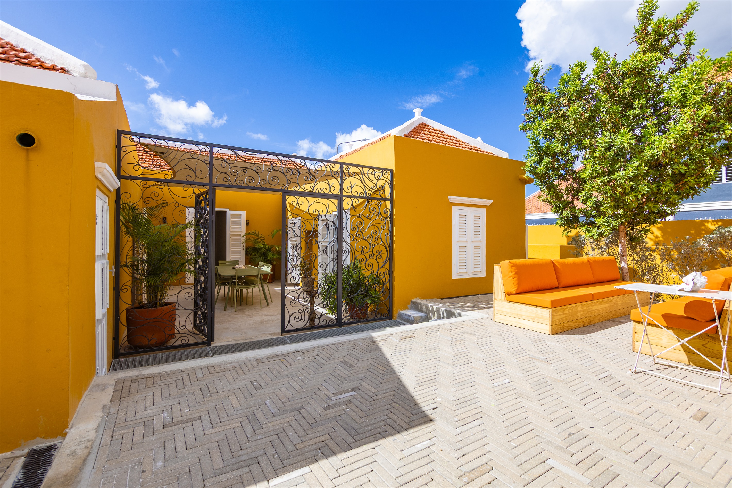 Heritage City Villa - Court yard and seating area