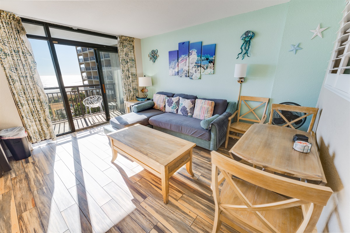 Living Room with Stunning Views🌊☀️