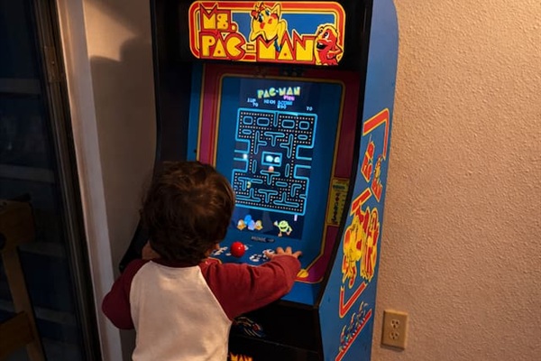 Arcade game for entertainment. - 13 legendary arcade games like Ms. PAC-MAN, PAC-MAN PLUS, GALAGA, DIG DUG, and more! 