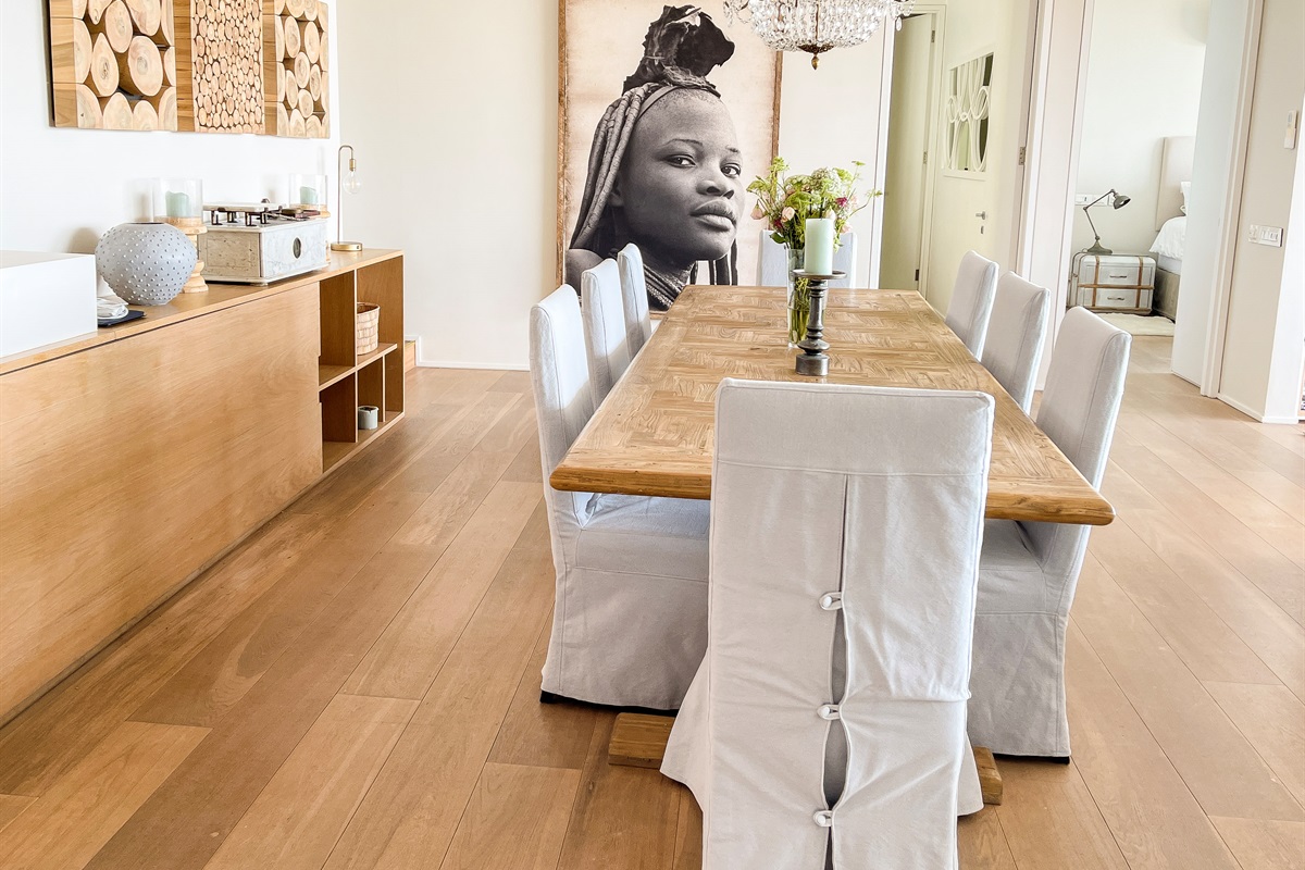 Ample dining seating for 10 guests