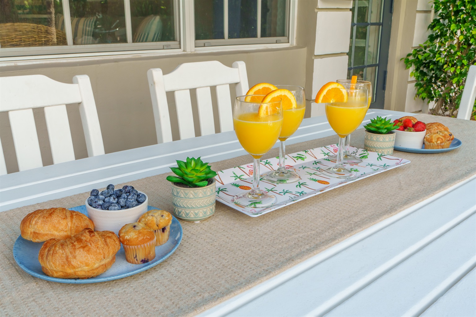 Delight in an outdoor bite, before heading out to get your vitamin SEA🌊