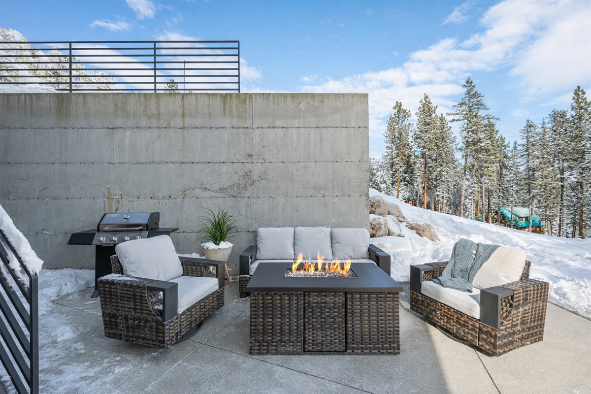 Winter vibes: Outdoor lounge seating with fire table, rocking chairs, BBQ grill (propane provided)