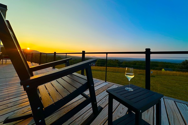Hilltop Horizons — breakfast nook