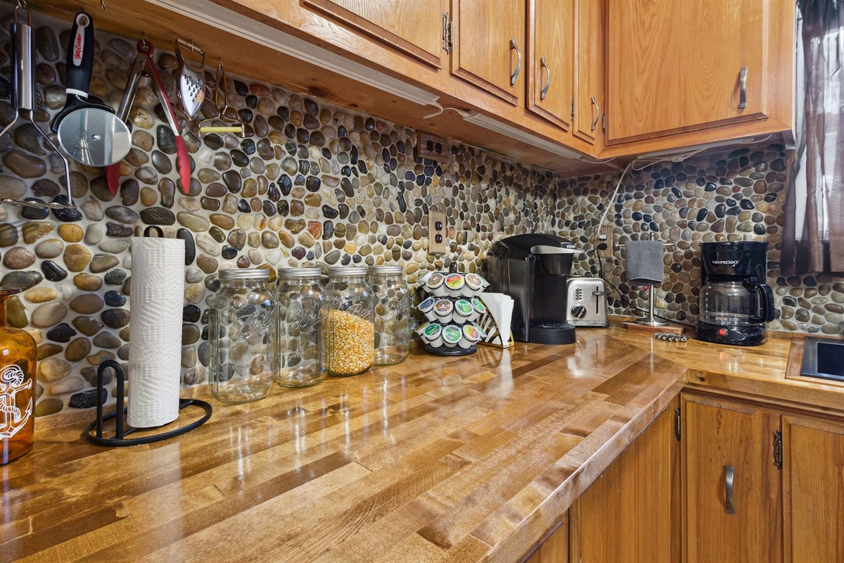 A coffee/tea drinkers heaven! A variety of complimentary K-cup are provided for use.